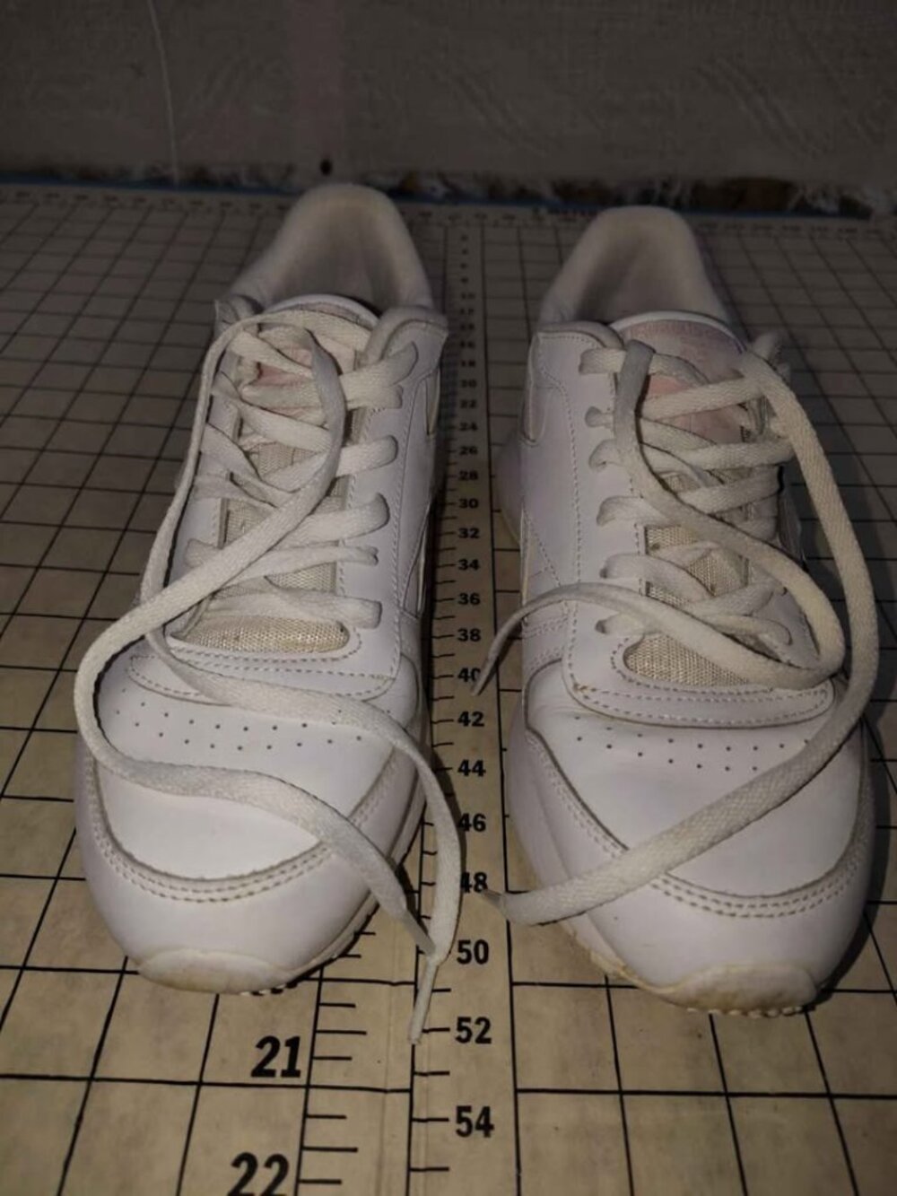 Women's Reebok Classic White Pink Sneakers Size 9.5